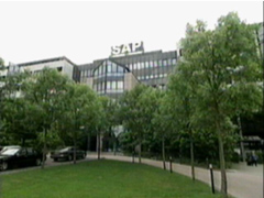 (schneller Zoom auf das SAP-Gebäude)
